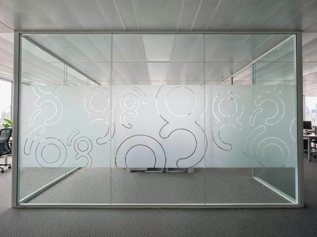 Film dépoli et sablé pour vitrage Nancy : Adhésif d'intimité et occultation pour bureau, cabinet médical, salle de bain et vitrine à Metz.